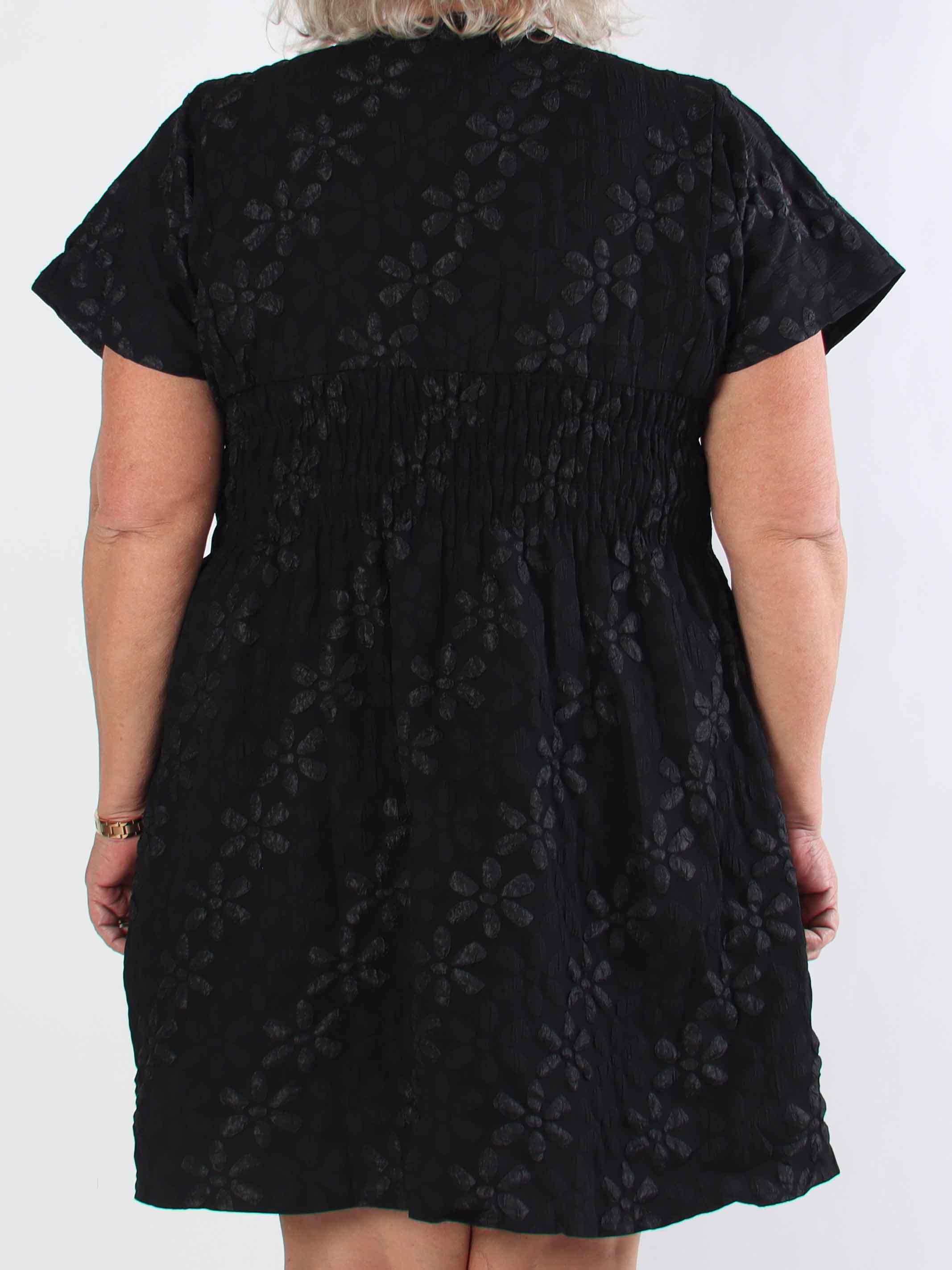 Pams Bloom Short - Feminin plus size kjole med blomstermotiver